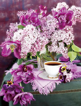 Чашечка чая и букет сирени с тюльпанами